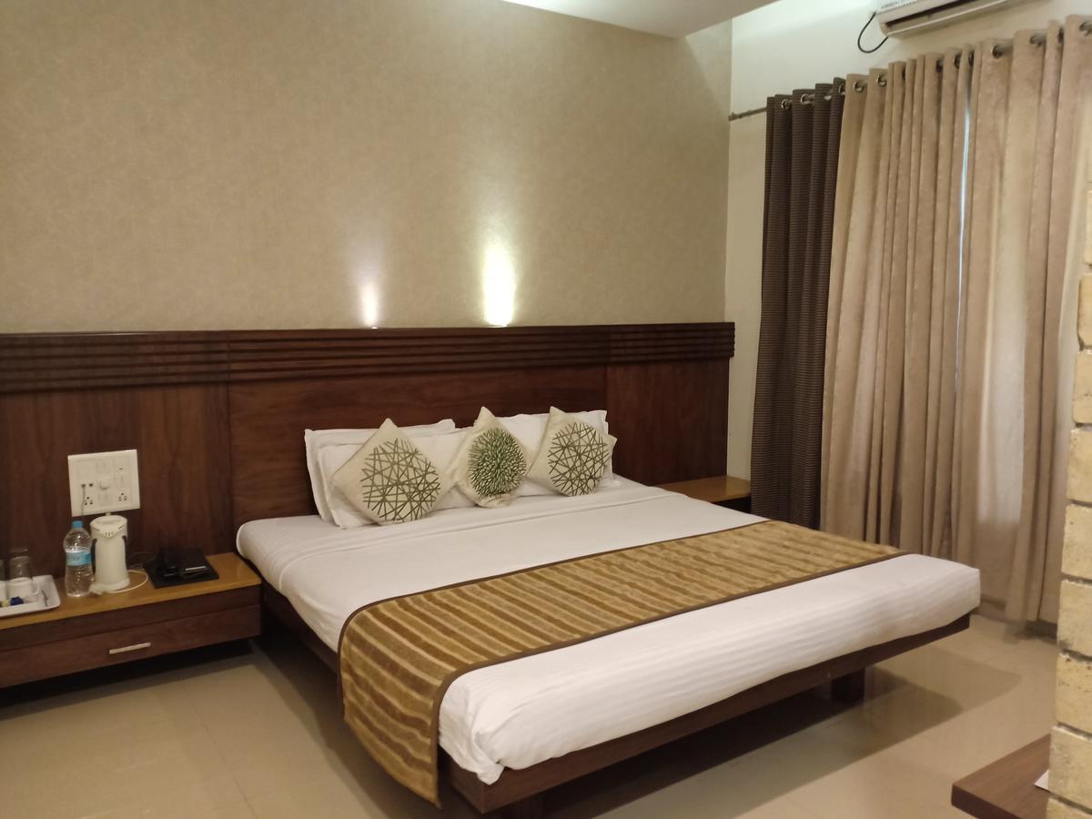 Hotel Chandralok Лонавала Экстерьер фото